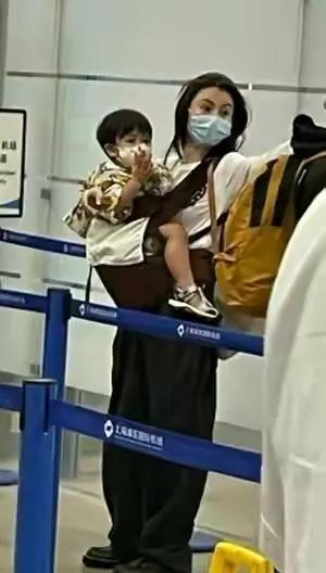 张柏芝晒和儿子游泳动态，3岁小王子正脸曝光，脸蛋肉嘟嘟萌态足