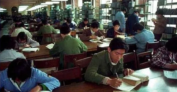 流浪老人大学门口摆摊，写满公式教考研数学，来历不明引网友担心