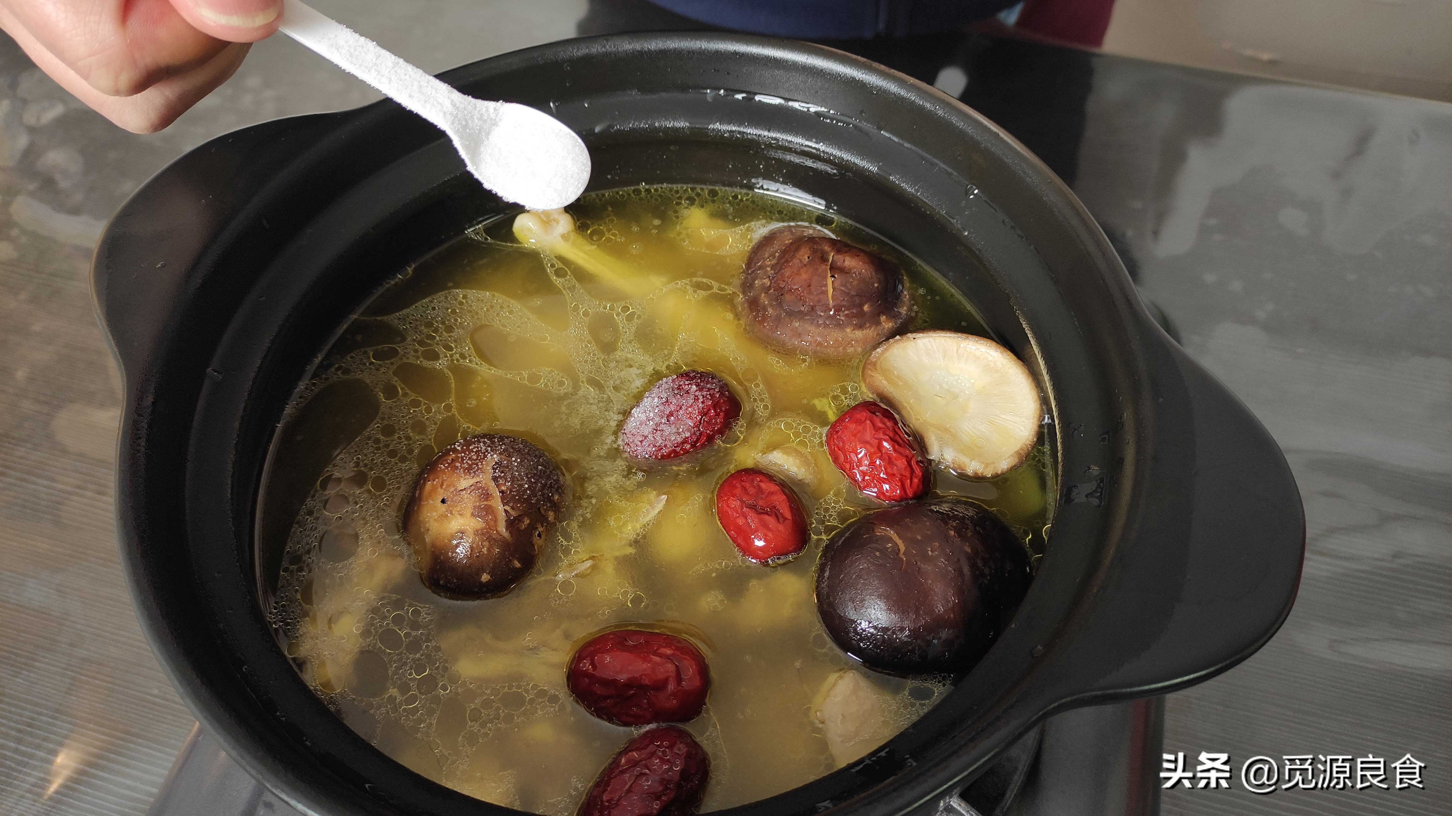 春季做菜，这样炖鸡汤好吃，牢记“3不放5窍门”，鸡汤有特色汤鲜