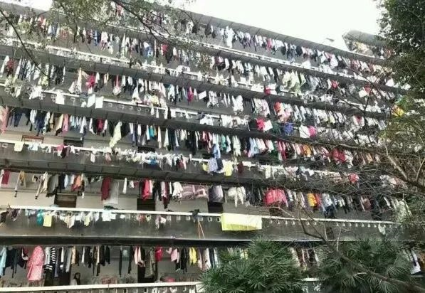 “最简陋”大学宿舍图，让人认清二本学生的无奈，还敢不认真学吗
