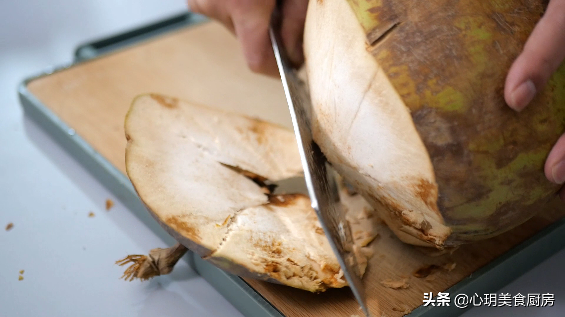 内行人开椰子取肉，只需要10秒，学会“3招办法”，轻松打开椰子