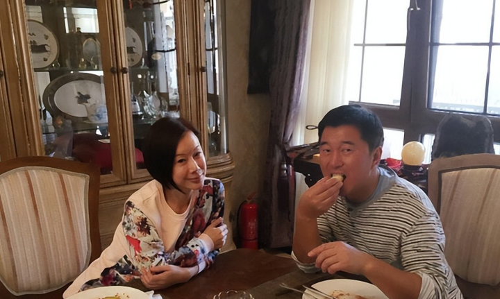 歌手满文军：两次婚姻两副面孔，他的故事比你看到的更恶劣