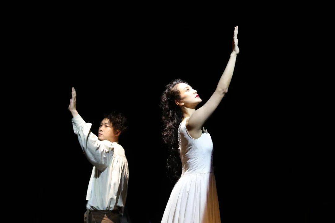 《斛珠》的鞠七七，因撞脸李小冉被挖掘出道，和陈晓还是中戏同学