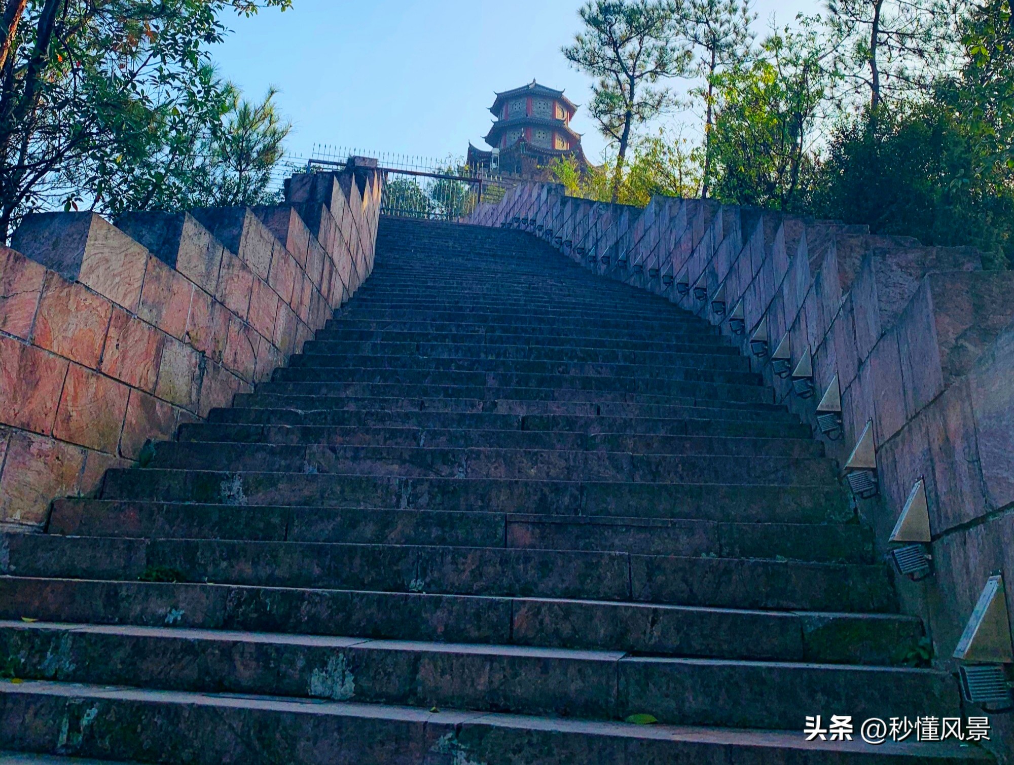 但是,位於浙江金華的永康小長城,它的石頭都是取自自身山體,呈褚紅色