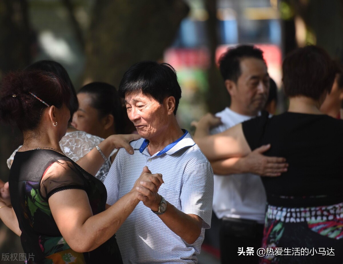 58岁大妈直言：跳交谊舞3个月我就怕了，那些男舞伴个个都很坏