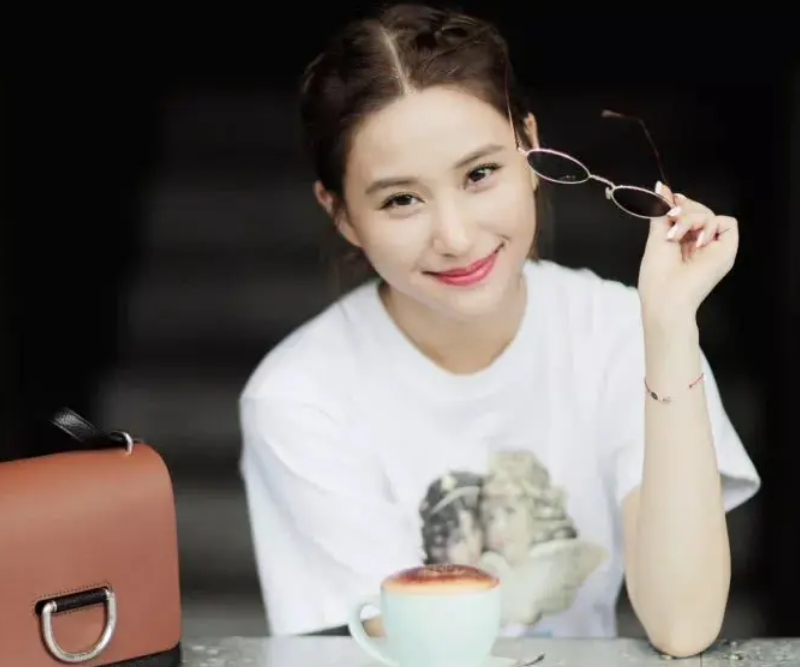 当豪门太太有多难？何超莲透露，母亲陈婉珍曾压力大导致患抑郁症