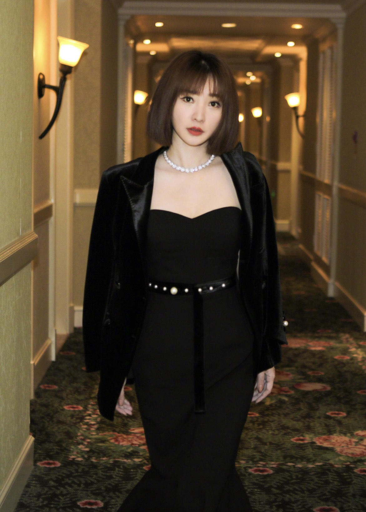 “柳岩”终于换风格，穿卫衣配牛仔裤走机场，超减龄像个大学生