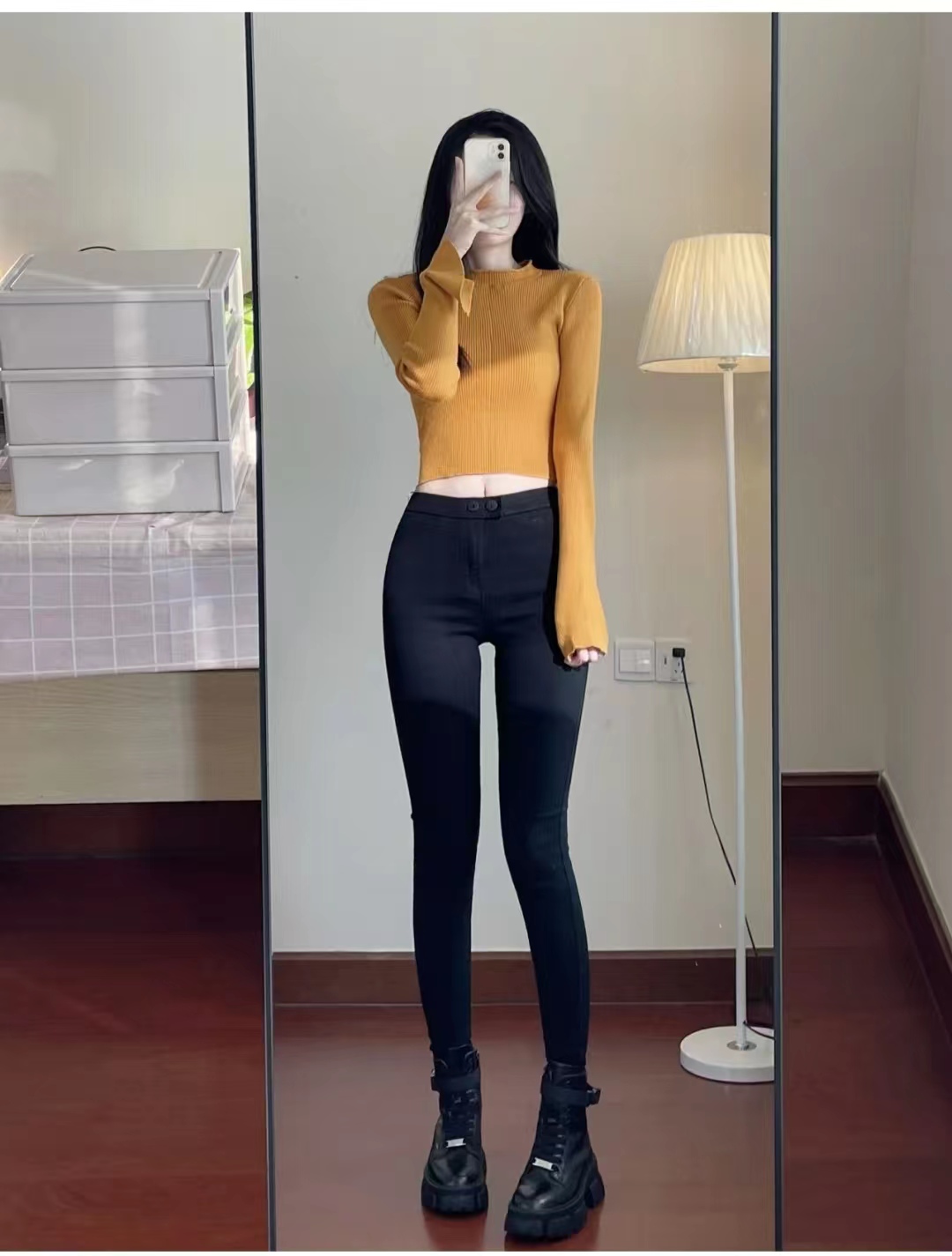 女人穿小黑裤搭配什么上衣和鞋子好看