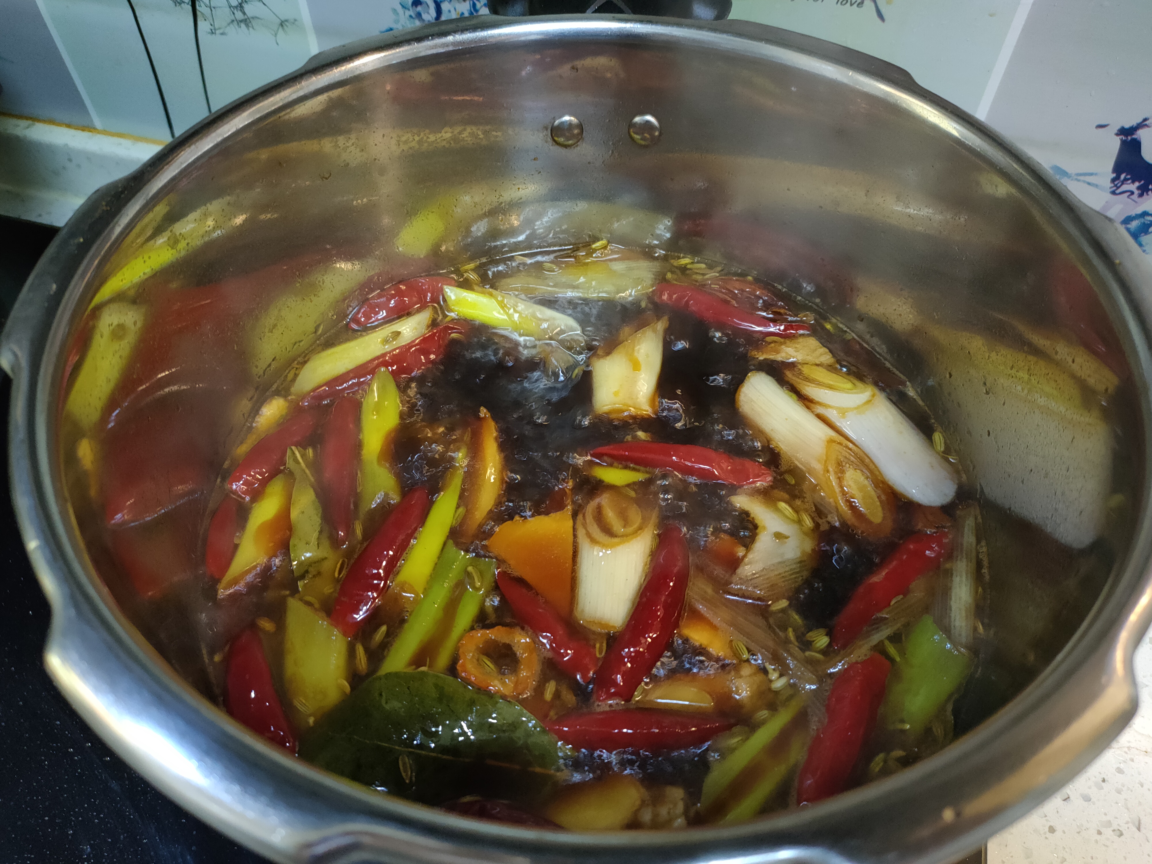 过年做酱牛肉，记住“2炒2泡”的技巧，酱香浓郁、紧实入味不散花