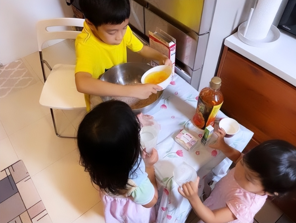 9岁霍中曦真有担当，把小4岁妹妹抱在腿上，霍启刚却在一旁看手机