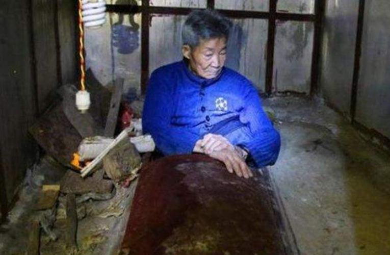 湖南95岁老人住“活人墓”20多年，建墓花费20万元，墓内机关重重