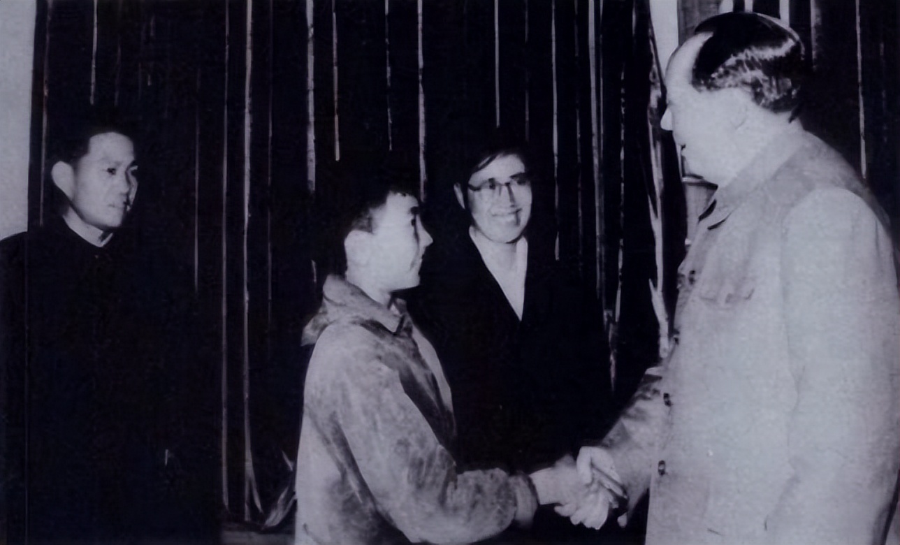 李银桥想追女同志，请毛主席出主意，毛主席：银桥，你太老实了