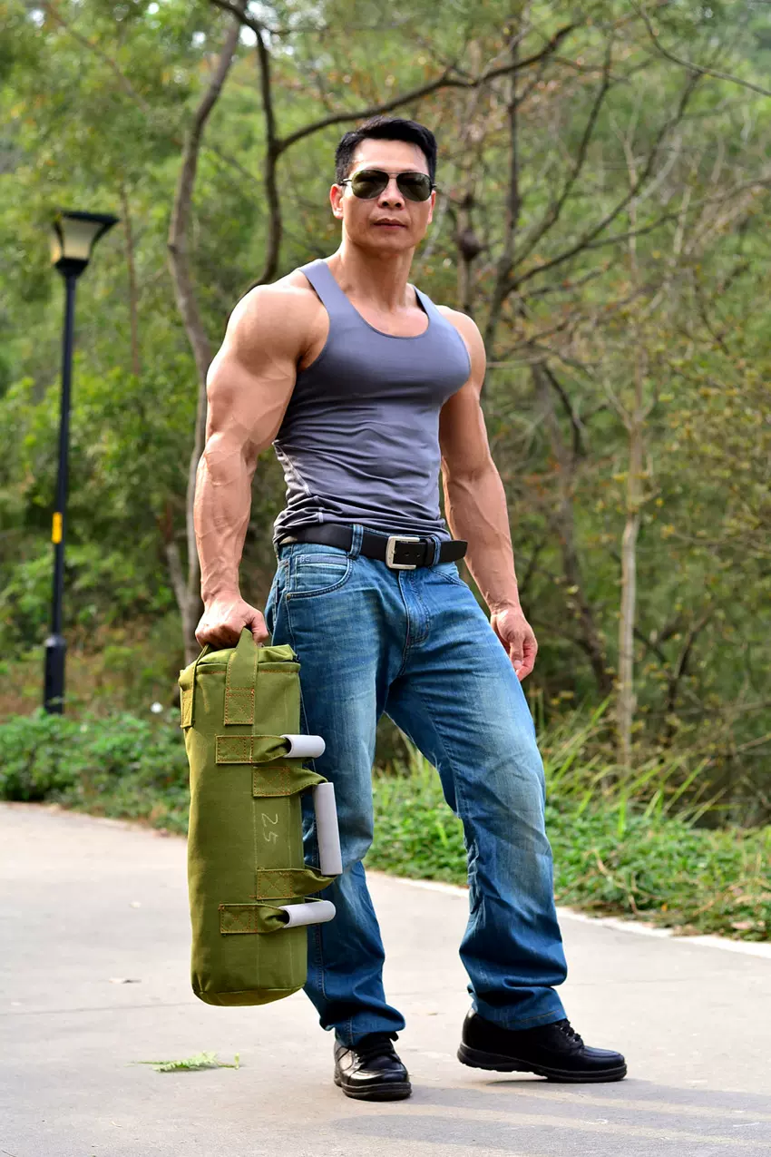中國版「史泰龍」堅持健身20年，49歲身材健碩，魅力難擋