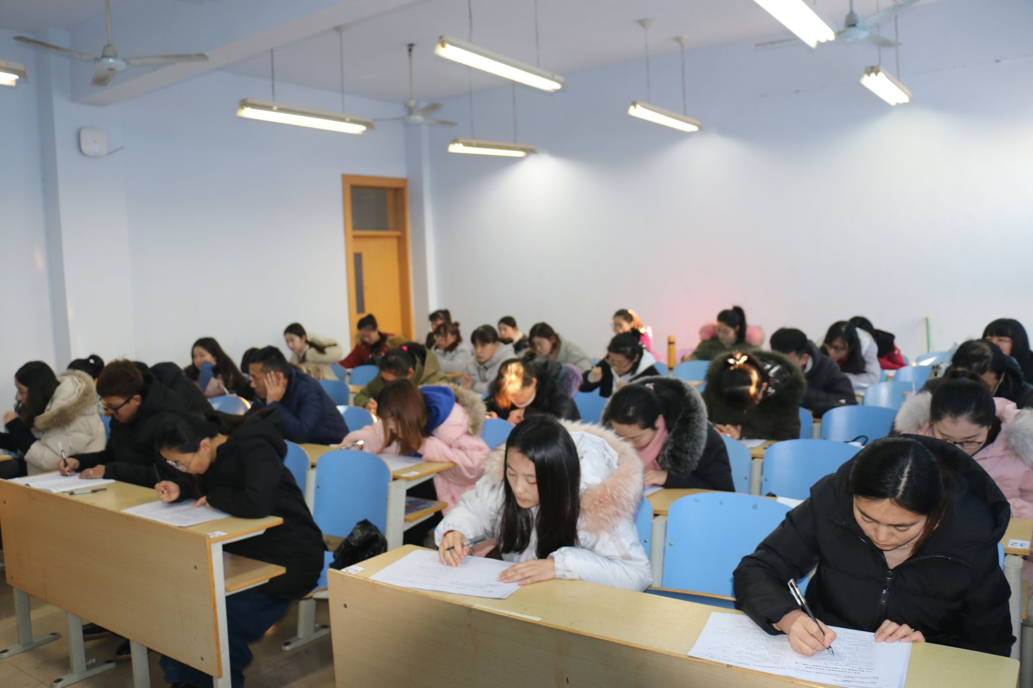 男大学生在宿舍学习，健壮的“上半身”却突然走红，你心动了吗