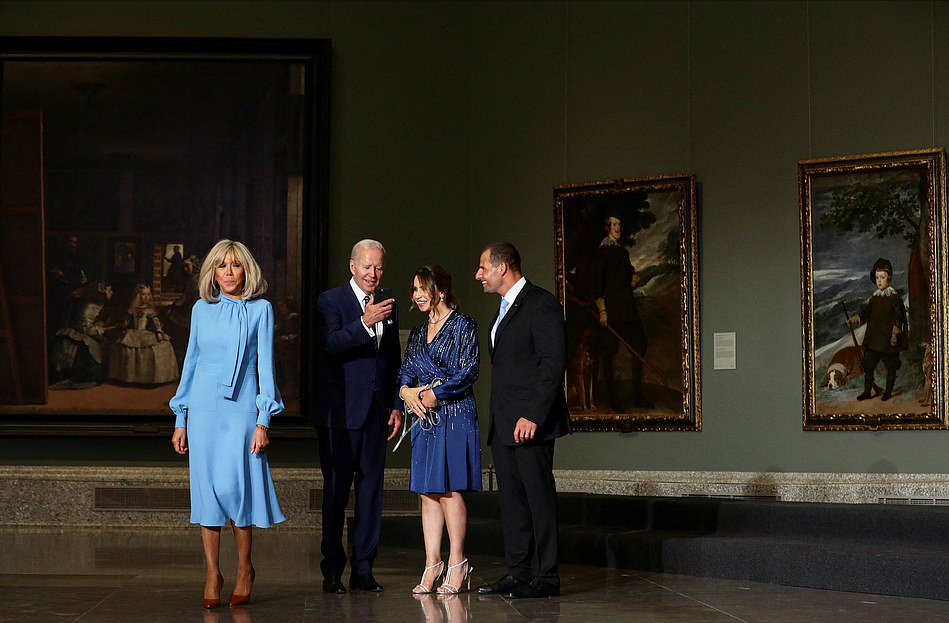 布里吉特整容也难挡皱纹了！穿长裙亮相扮嫩，和马克龙尽显母子感