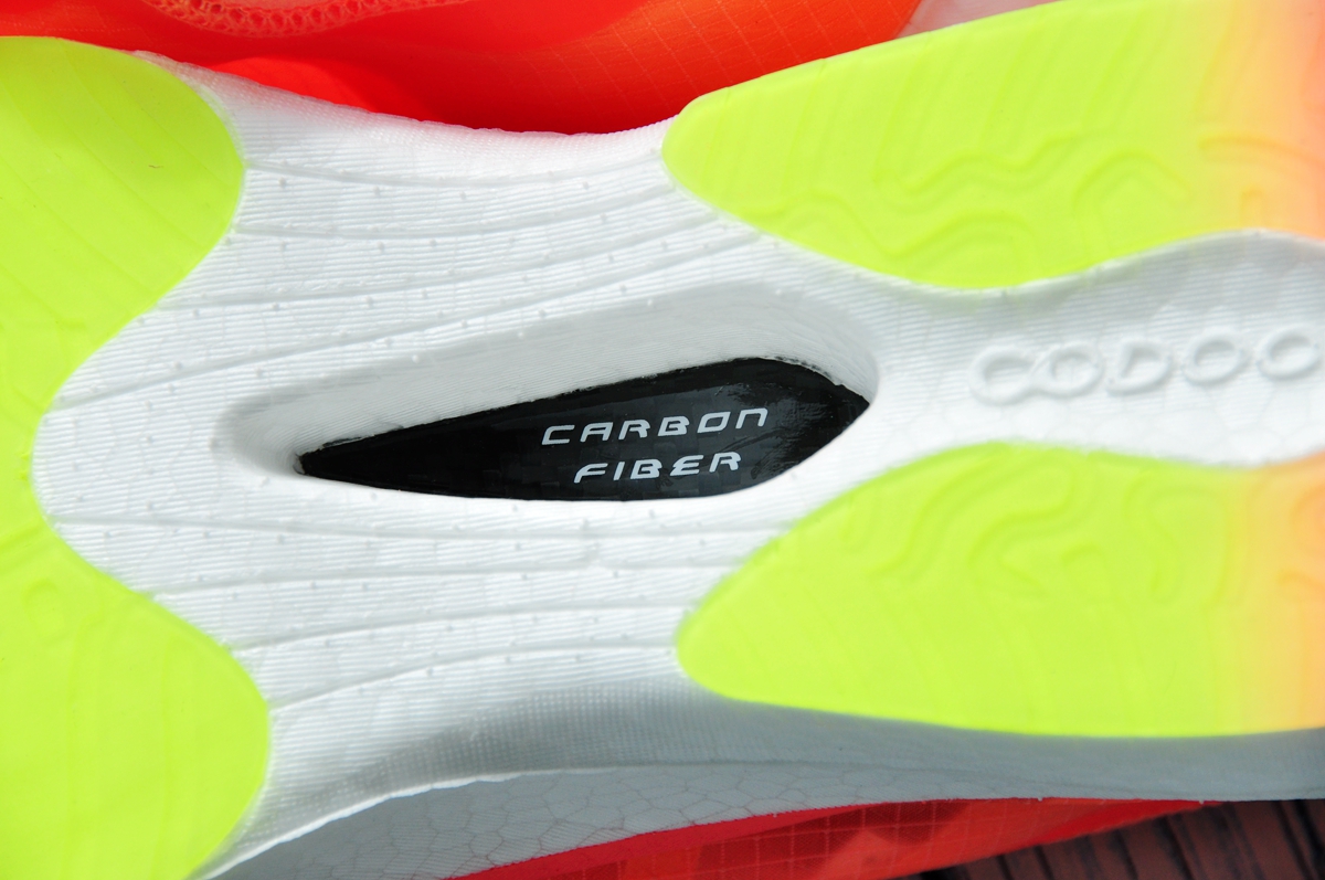 咕咚全掌碳板跑鞋42K，让“造风者”尽情去RUN