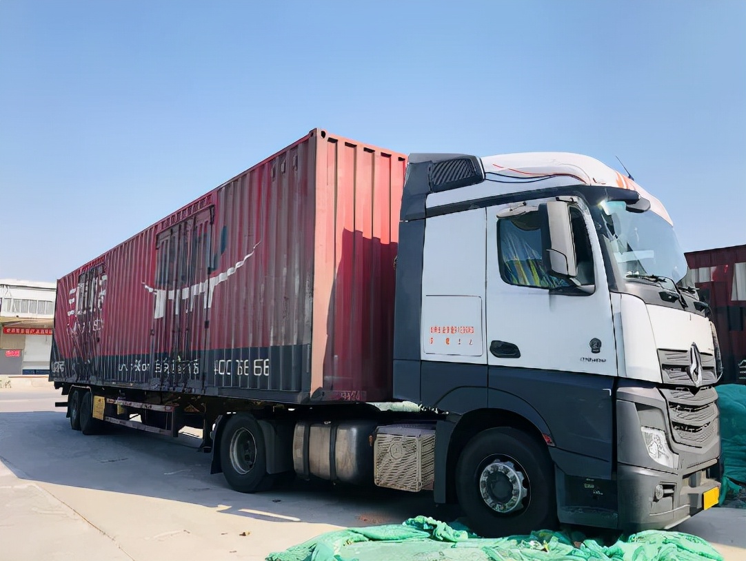 奔驰货车多少钱一辆(奔驰新actors跑快递) - 价格百科