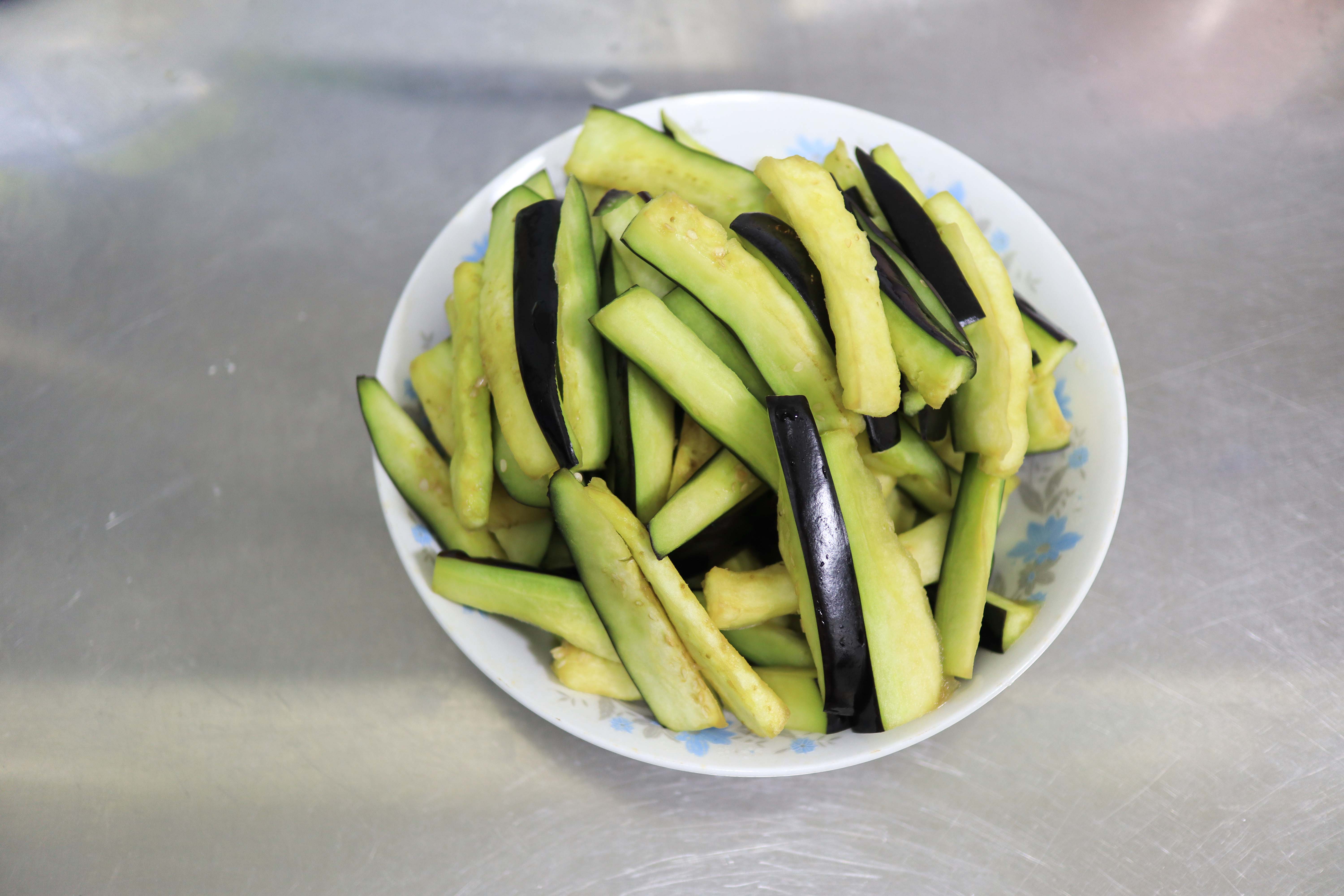 想要茄子少吃油，入锅前多这一步，软糯鲜香熟得快，鱼香汁都不留