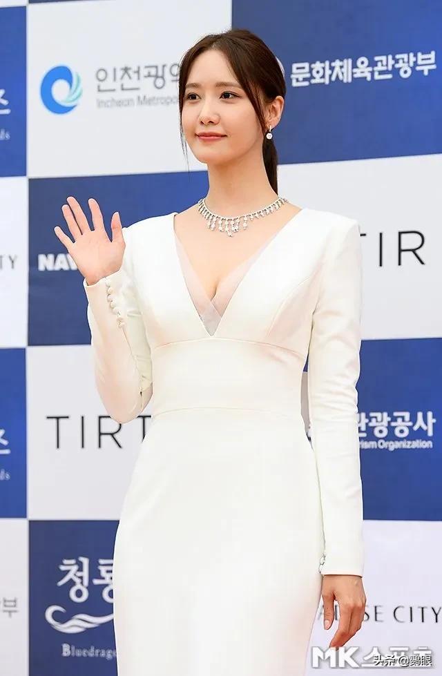 林允儿参加第一届青龙系列剧颁奖红毯造型，太惊艳了