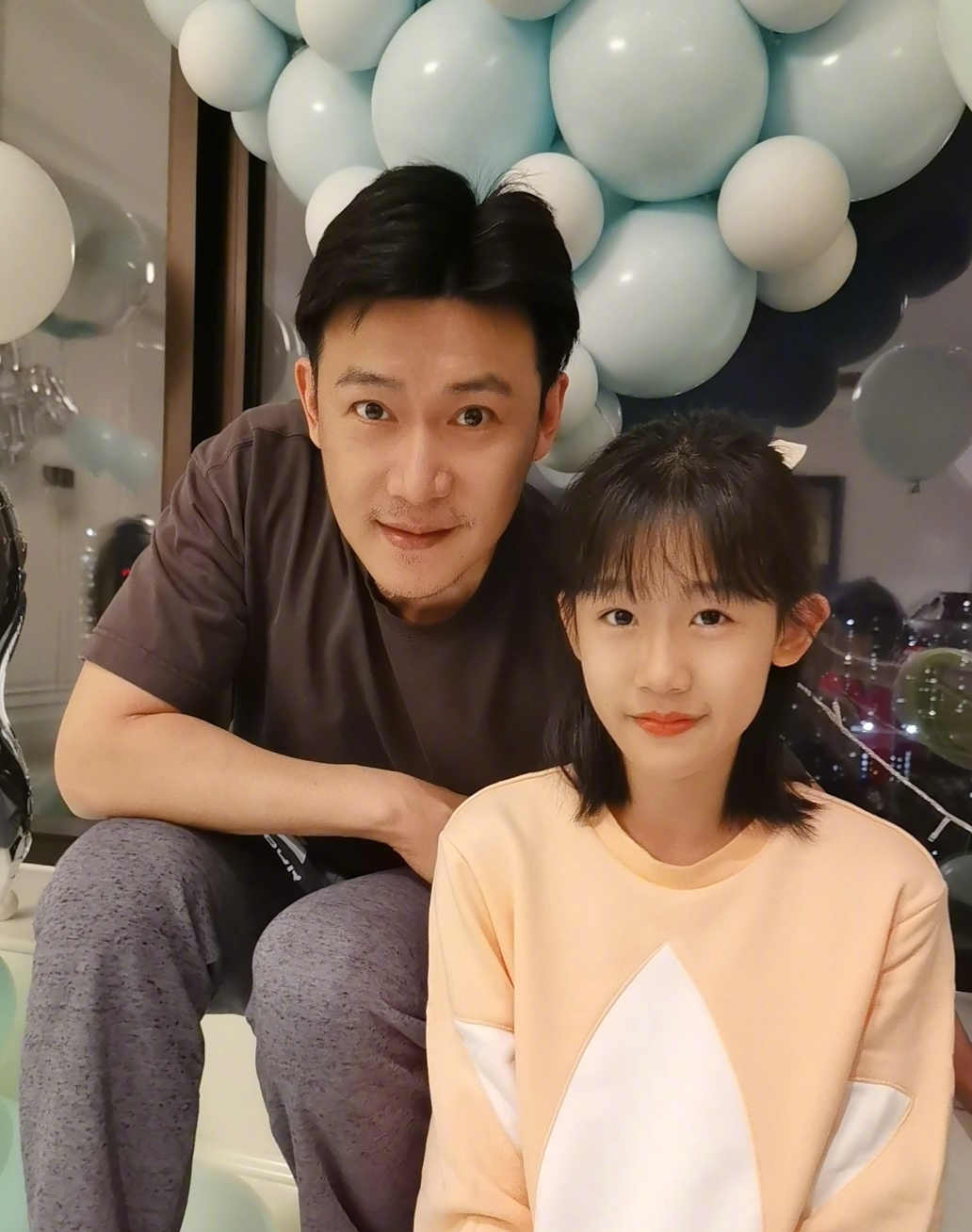陆毅带妻女现身平价餐馆吃饭！穿大衣身形臃肿，俩女儿脸型太像爹