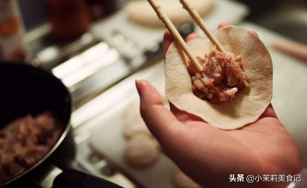 大年初五迎财神，传统吃饺子，3样“招财馅”端上桌，添福又添财