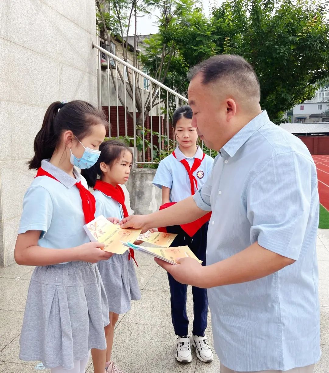 中和小学举行“讲文明树新风，文明生活我先行”为主题的升旗仪式
