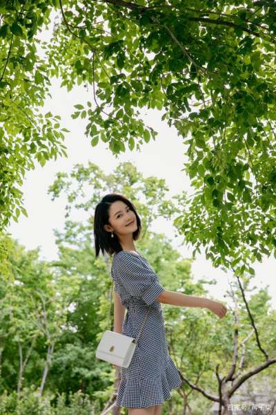 李沁是如何通过穿一身蓝色格纹裙配短发，做到美若天仙的？