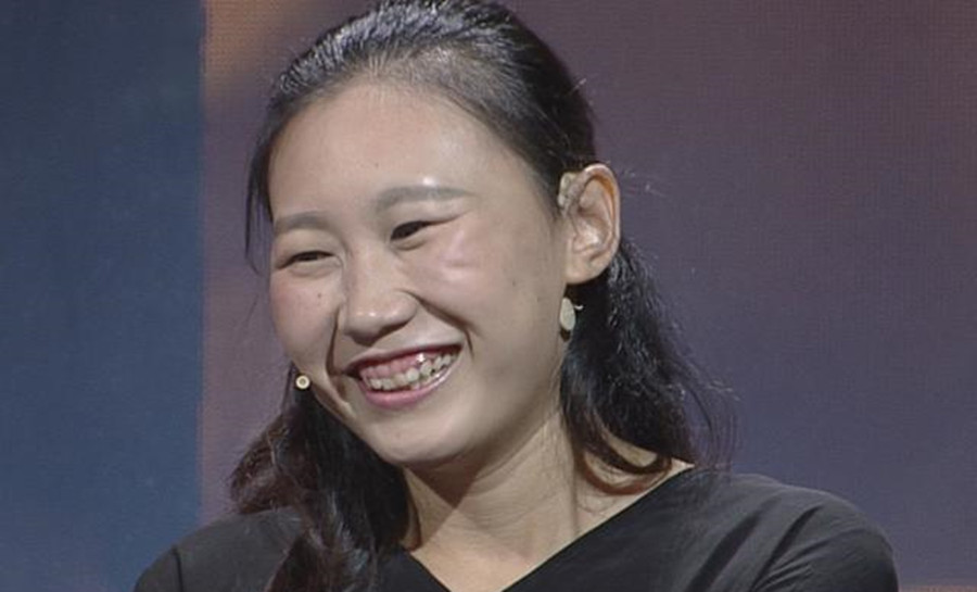 2008年，山东女孩翻墙私奔成瘫痪，小伙照顾14年，四次背她上泰山
