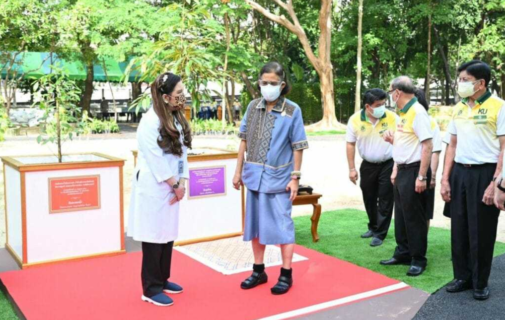 65岁的朱拉蓬公主，穿白大褂配卷发型状态好，同框诗琳通给树浇水