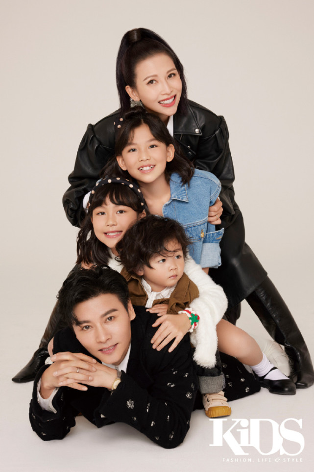 张晋蔡少芬携儿女拍写真，儿子像爸俩女儿像妈，一家五口幸福有爱