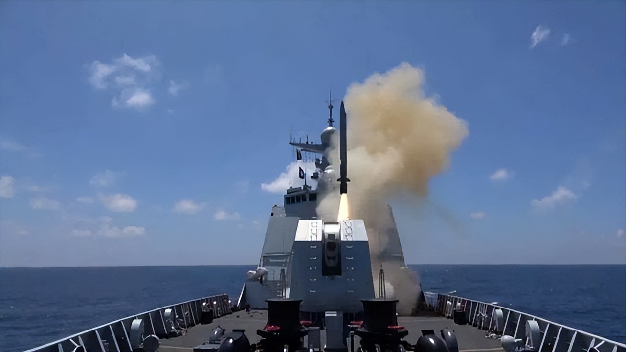 导弹除了具有强大的反舰能力以外,055型万吨级驱逐舰具有强大的防空