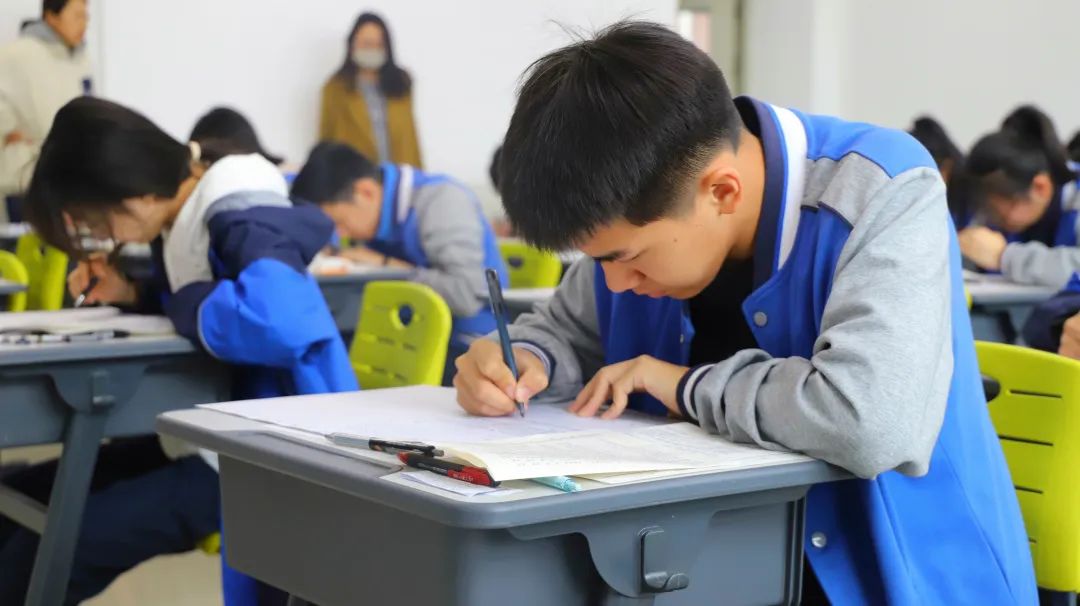 期中考试 | 同学，你认真答题的样子闪闪发光