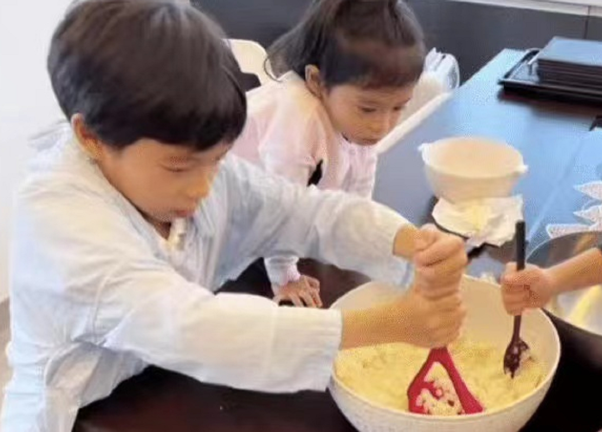 霍启刚父亲节享福了！三个孩子联手为他做美食，长女穿碎花裙好萌