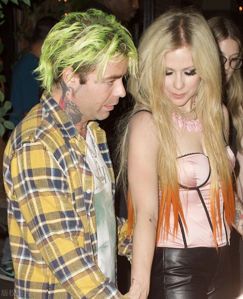 艾薇儿与未婚夫Mod Sun在纽约外出相互搀扶感情好