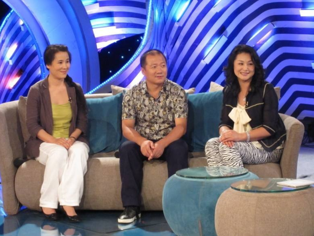 演员唐鉴军:走红后拒绝抛弃不孕妻子,今一家四口其乐融融