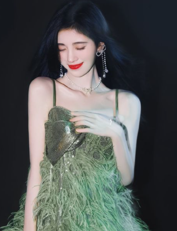 鞠婧祎：美丽小巧的小姐姐，真的很可爱