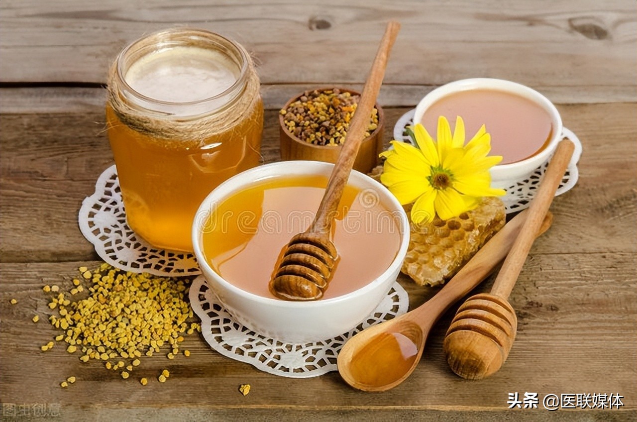 蜂蜜水到底是早上喝好，还是晚上喝好？建议您选用温开水泡