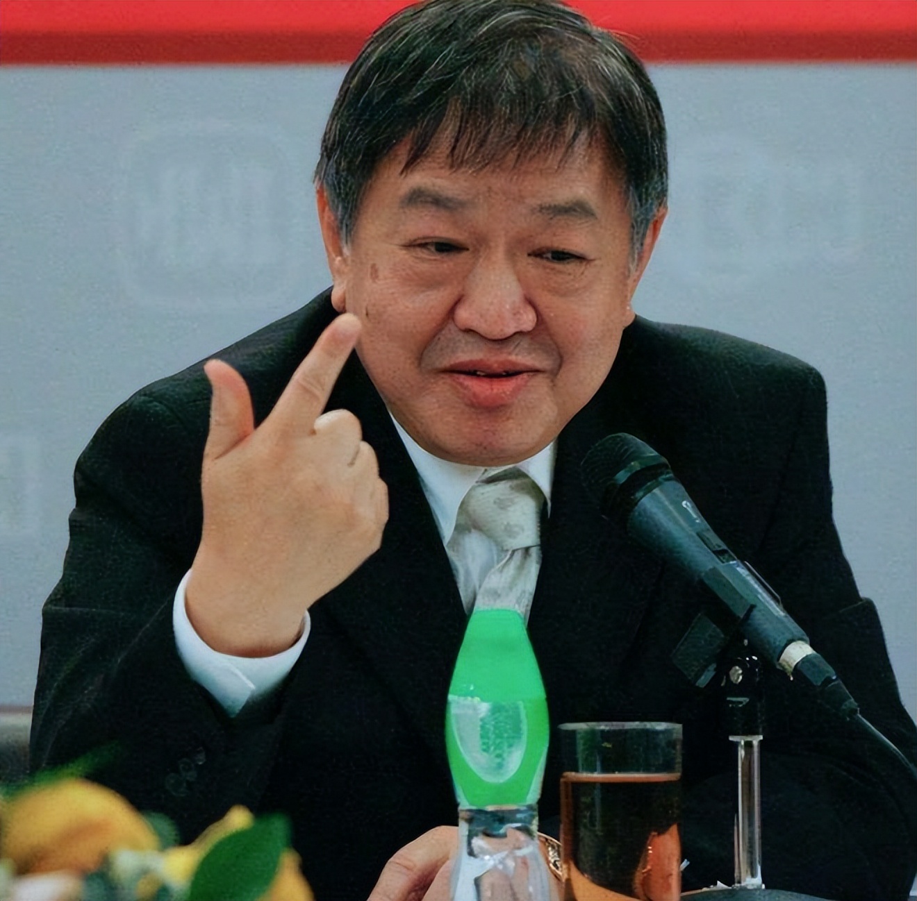 除了林志颖外,百亿富豪霍建宁也开特斯拉,他曾帮李嘉诚赚1千亿