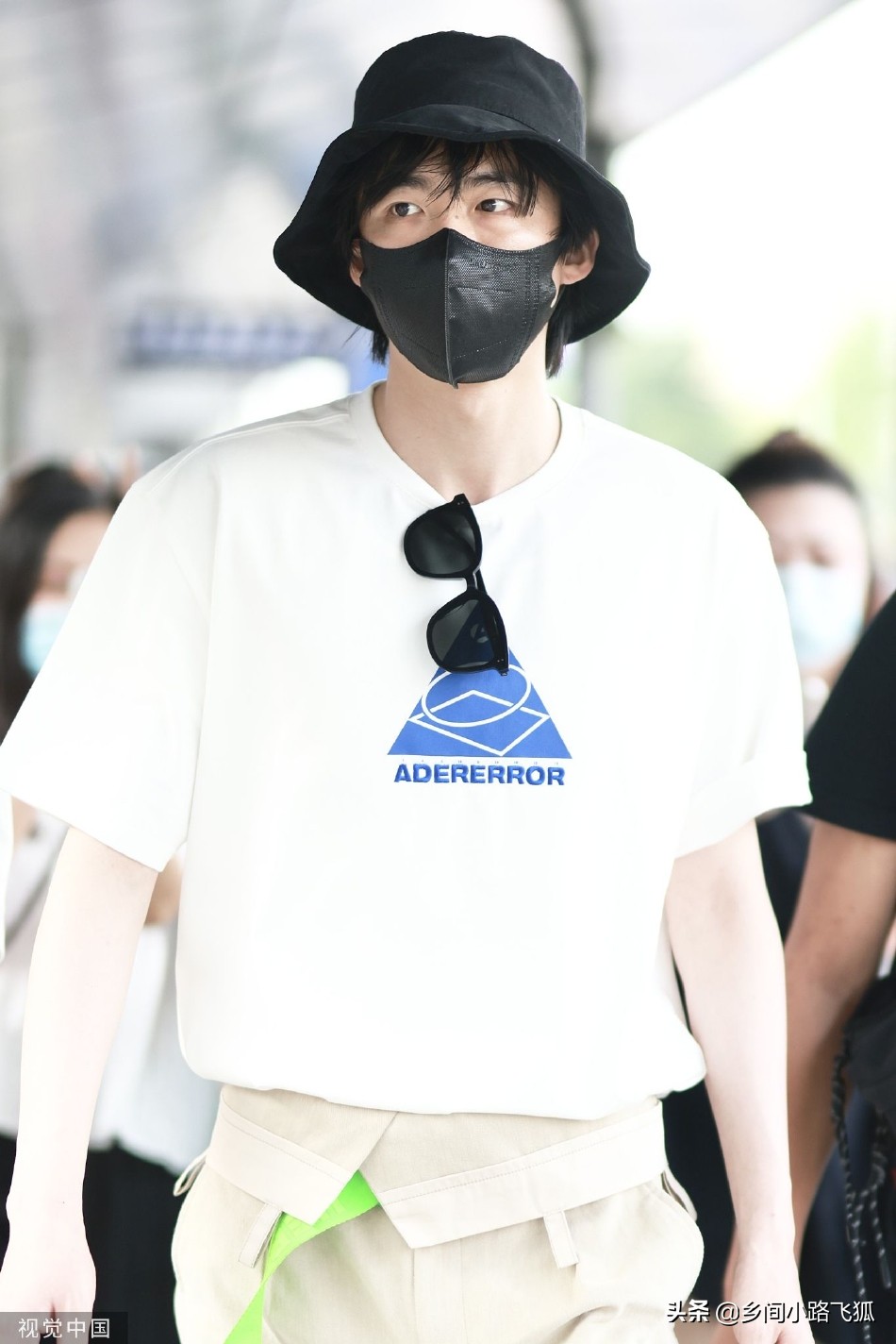 刘宇宁戴渔夫帽抵达机场 穿白T搭工装裤休闲又个性