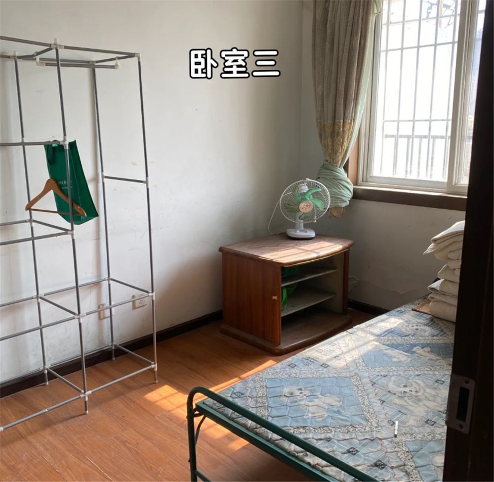 她低价租下楼顶“自建房”，环境虽破旧，却有20㎡露台和3间卧室