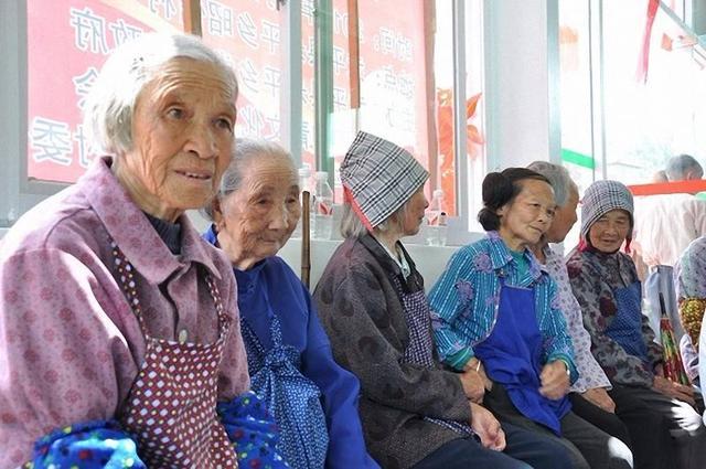 农民每月200元养老金够吗？专家建议提高农民养老待遇，农民叫好