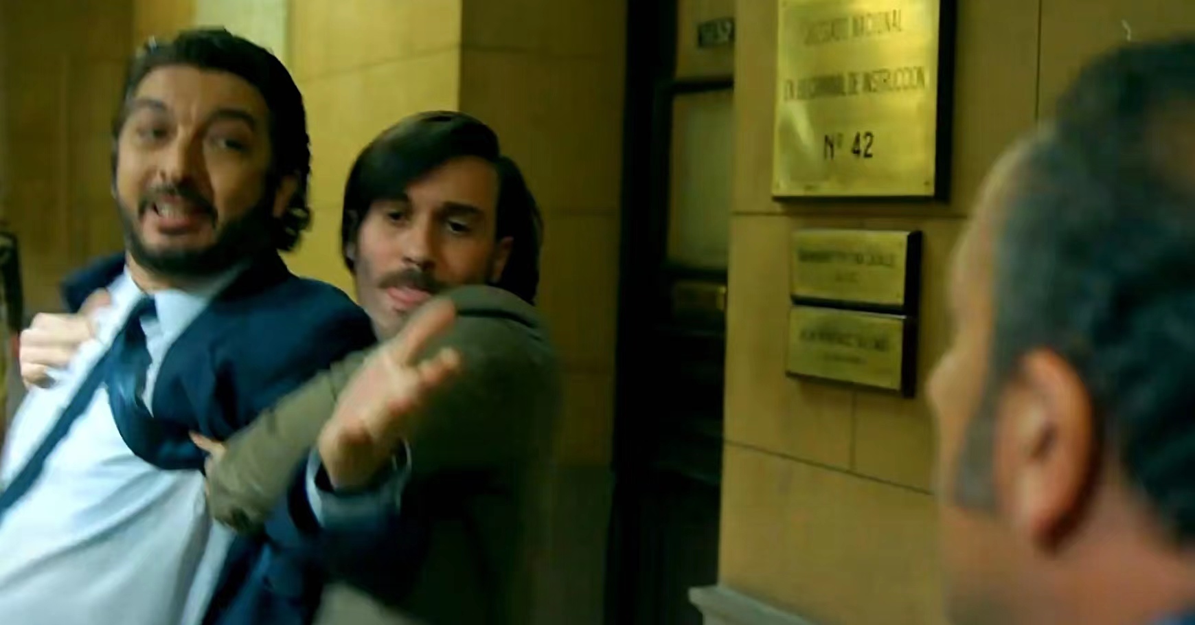 《谜一样的双眼》：与杀妻凶手无交流一起生活了25年，男子：复仇