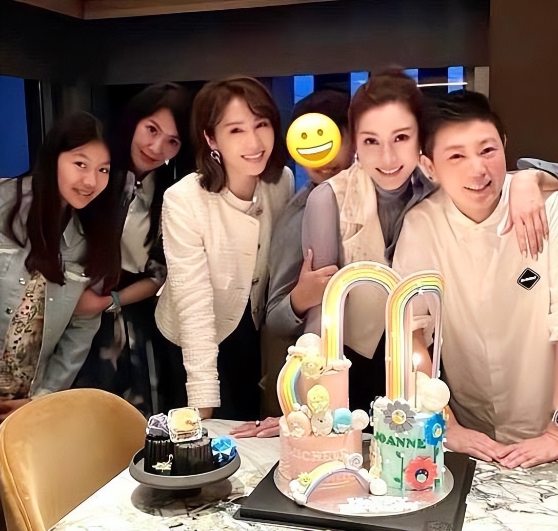 黎姿晒合照为李嘉欣庆祝生日 好姐妹聚会开心同框