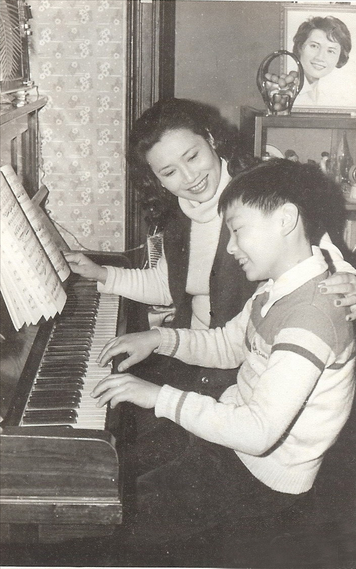 “歌唱家”朱逢博：丈夫死后不愿下葬遗体，痴情守候骨灰14年