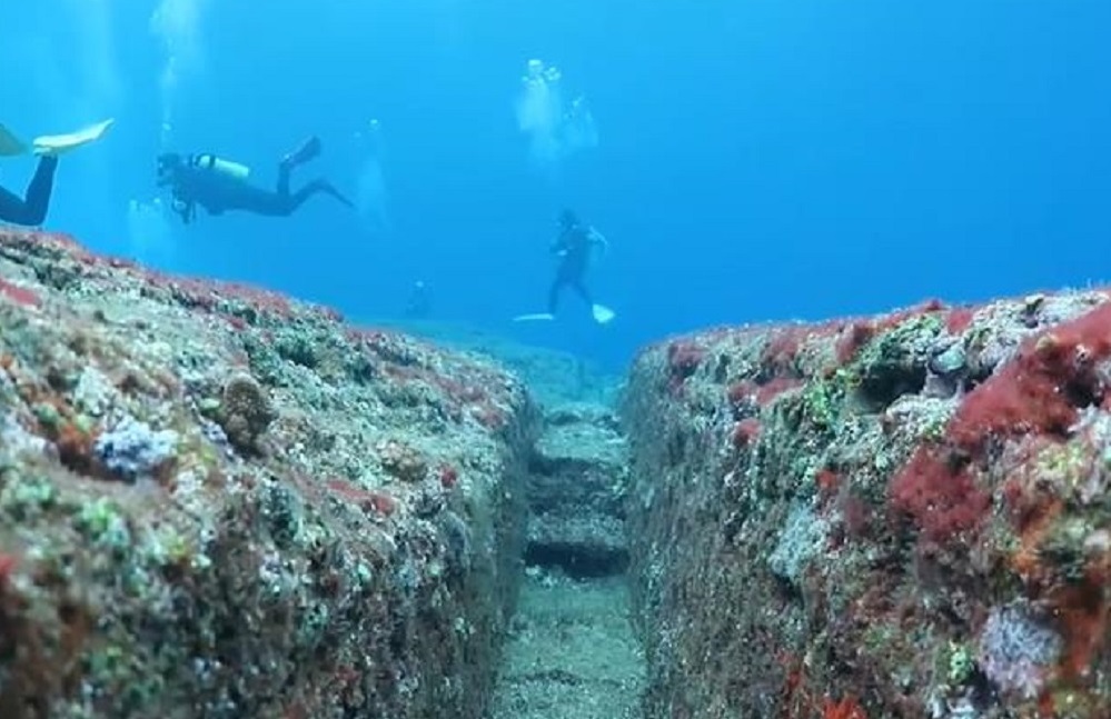 下面是什么？琉球群岛神秘水下石阵，是日本古城遗址还是自然奇观