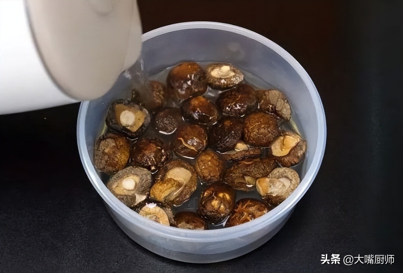干香菇不用提前泡，5分钟就能完全泡发，比原来大5倍，这方法真牛