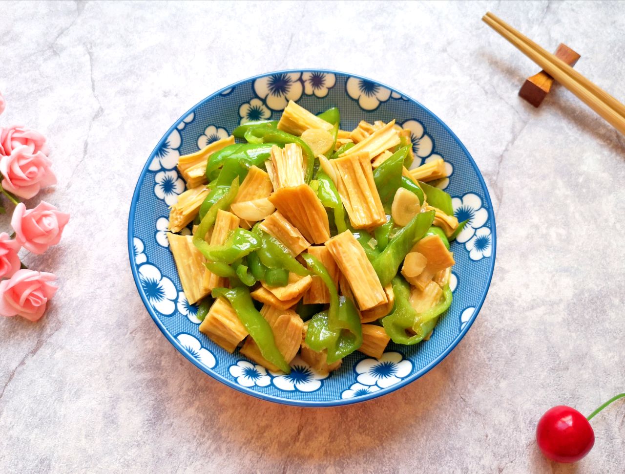 青椒腐竹这样炒，给肉都不换，10分钟就上桌，家人抢着吃