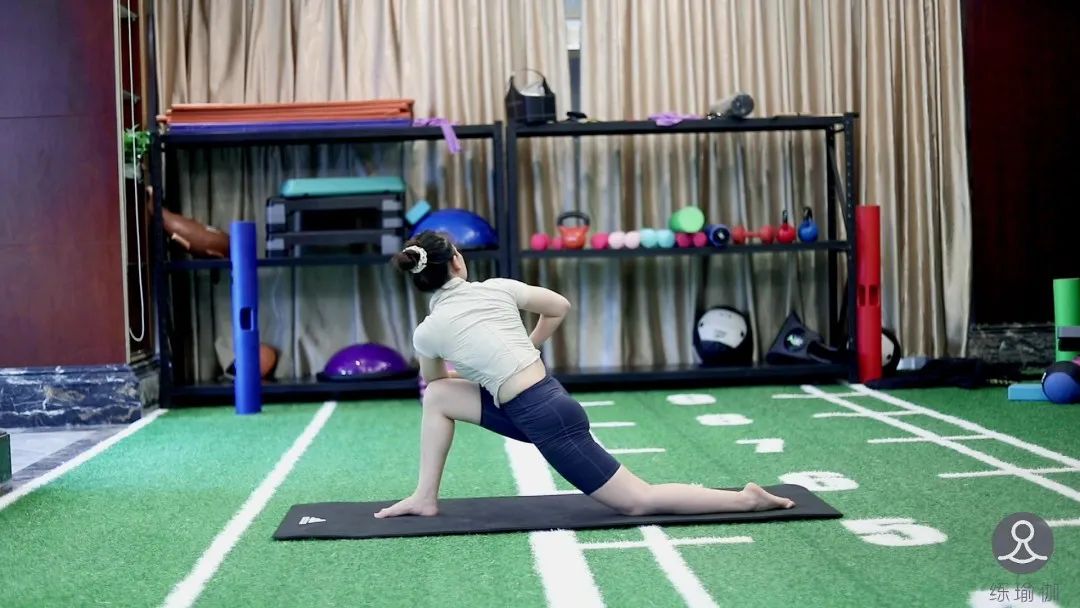 40岁的张歆艺露出双下巴十分夸张，偶像包袱掉了一地