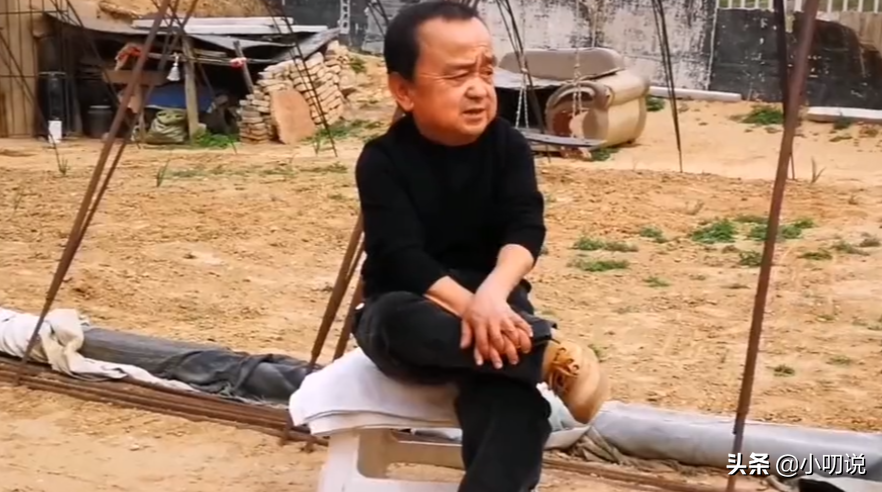 身高1.15米的张伸：44岁娶娇妻后被抛弃，无戏可拍靠小超市为生