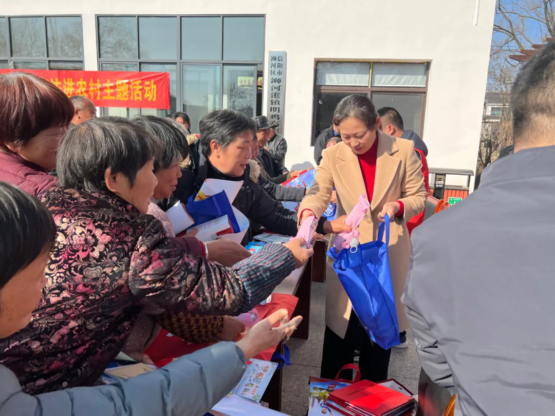 信阳市司法局联合市农业农村局到浉河港镇郝家冲村开展“宪法进农村”主题活动